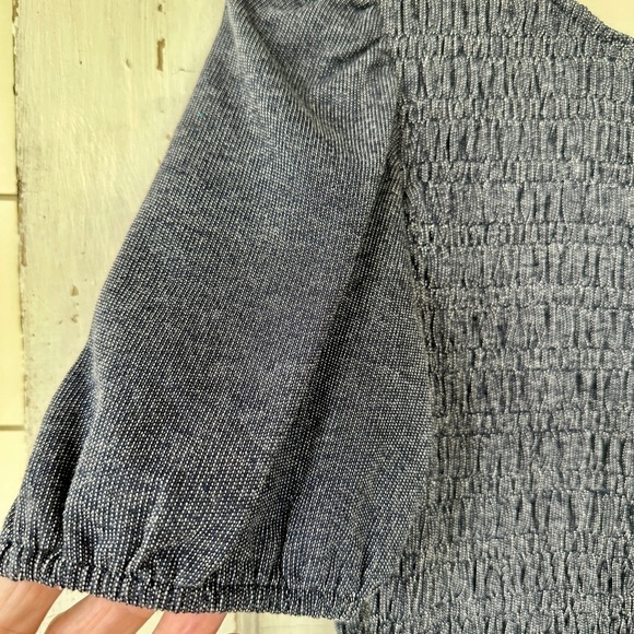 LISTICLE, DENIM ROMPER. SMOCKED TOP WITH PUFF SLEEVES. SEMI-OPEN BACK. SIZE S - Picture 4 of 10